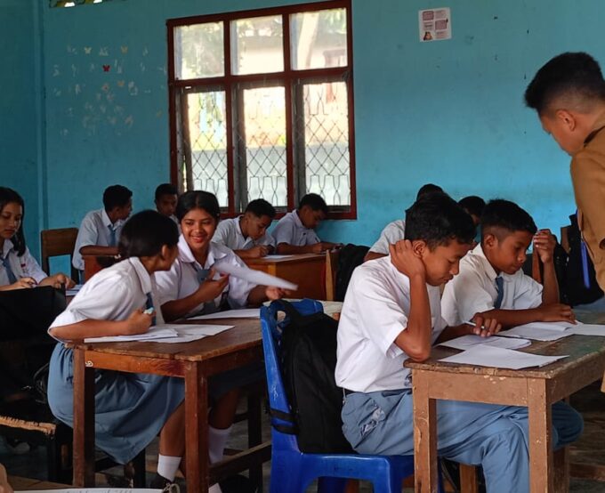 Pastikan UTS Berjalan Lancar, Kepala Sekolah SMAS K ST Arnoldus Mukun Lakukan Monitoring Intensif