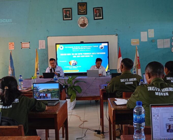 Tingkatkan Mutu Akademik, SMAS K St. Arnoldus Mukun Bedah Rapor Pendidikan dan Strategi Soal HOTS Bersama Akademisi UNIKA